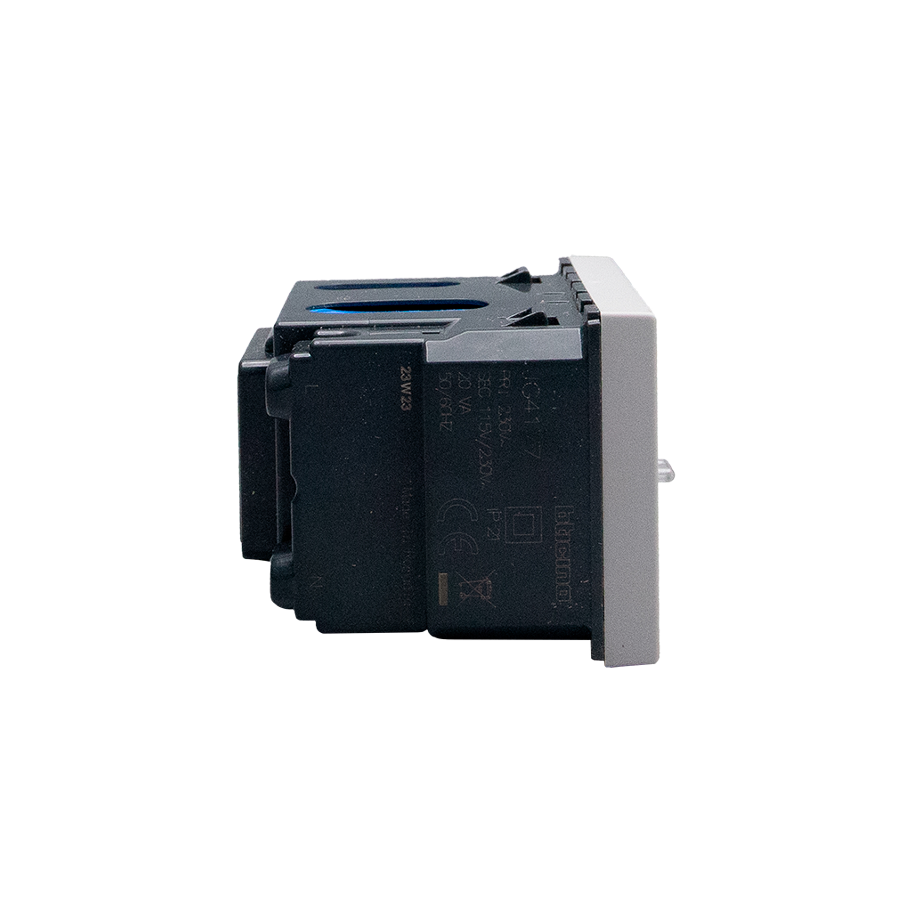 Shaver socket with insulation transformer 