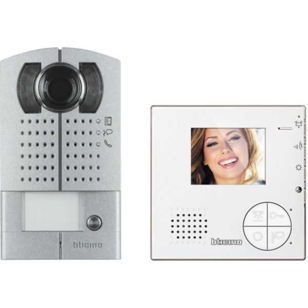 Family handsfree kit consisting of video CLASS 100V12B and LINEA 2000 pushbutton