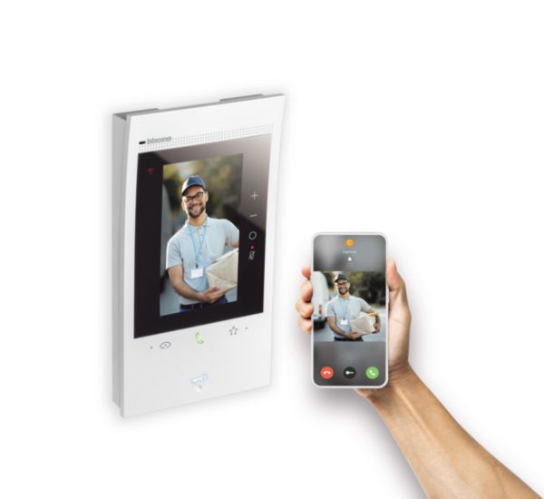 Hands-free connected video kit with Linea 3000 Black and Classe 300EOS