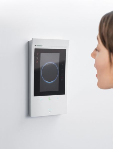 Hands-free connected video kit with Linea 3000 Black and Classe 300EOS