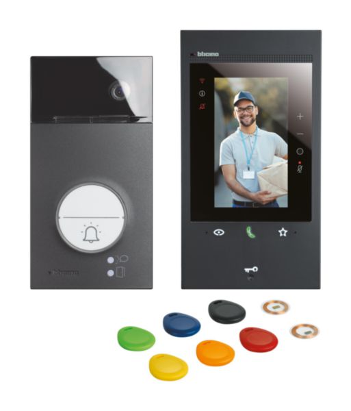 Connected hands-free video kit with Linea 3000 (Black finish) entrance panel and Classe 300EOS (Black finish) video internal unit