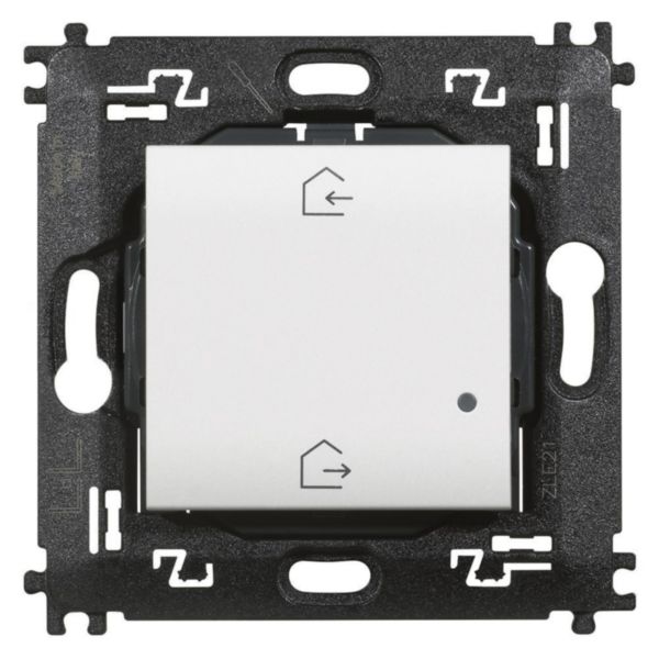 Home / Away wireless switch with 2 buttons for activating Home / Away scenarios.