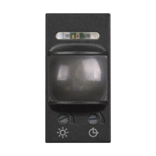 Switch with passive infrared motion sensor suitable for all types of load