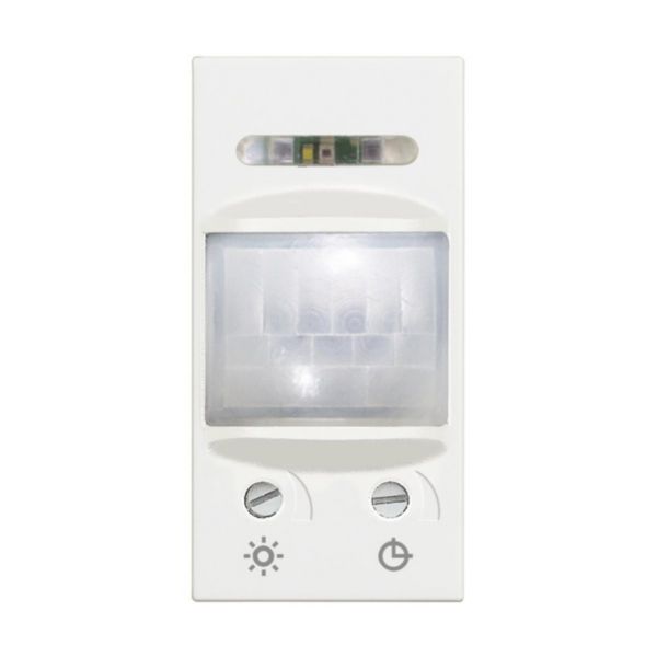 Switch with passive infrared motion sensor suitable for all types of load